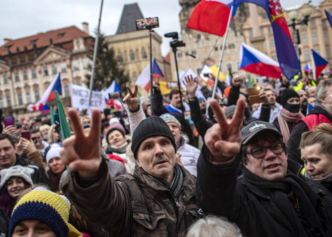 Protestos pret karantīnas režīmu Čehijā piedalās arī bijušais prezidents