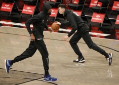 Rodions Kurucs (pa labi)un Kevins Durants gatavojas spēlei.