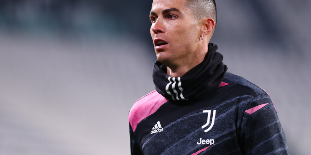 "Juventus" izcīna uzvaru, taču traumu dēļ zaudē Dibalu un Makkeniju