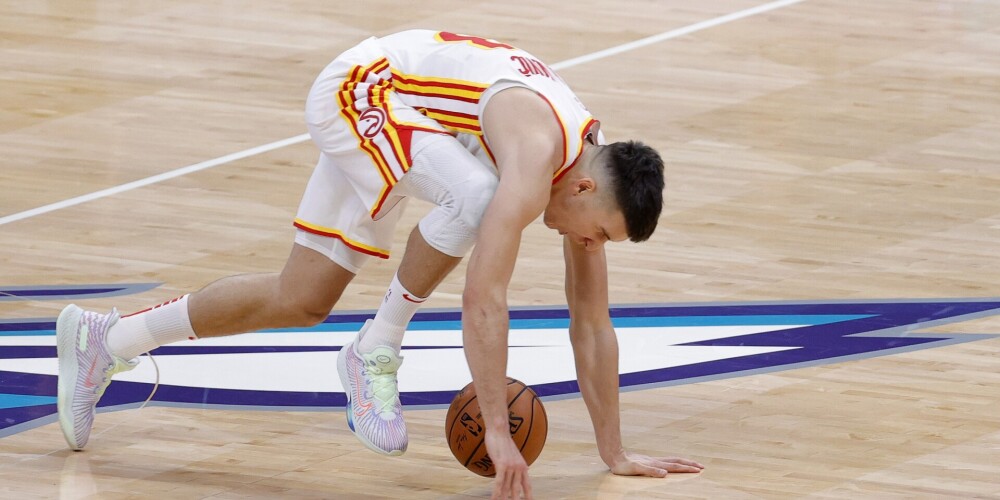 VIDEO: serbu basketbola zvaigzne Bogdanovičs, neveiksmīgi klūpot aiz savas kājas, salauž kaulu ceļgalā
