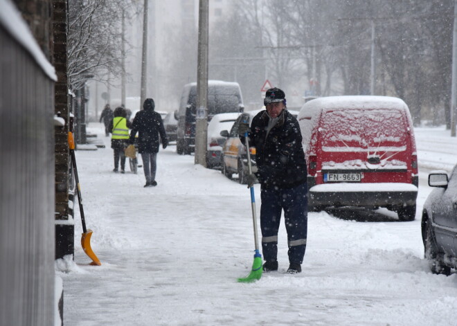 FOTO: Rīga sniegputeņa varā; pilsētas ielās strādā visa pieejamā ziemas uzturēšanas tehnika