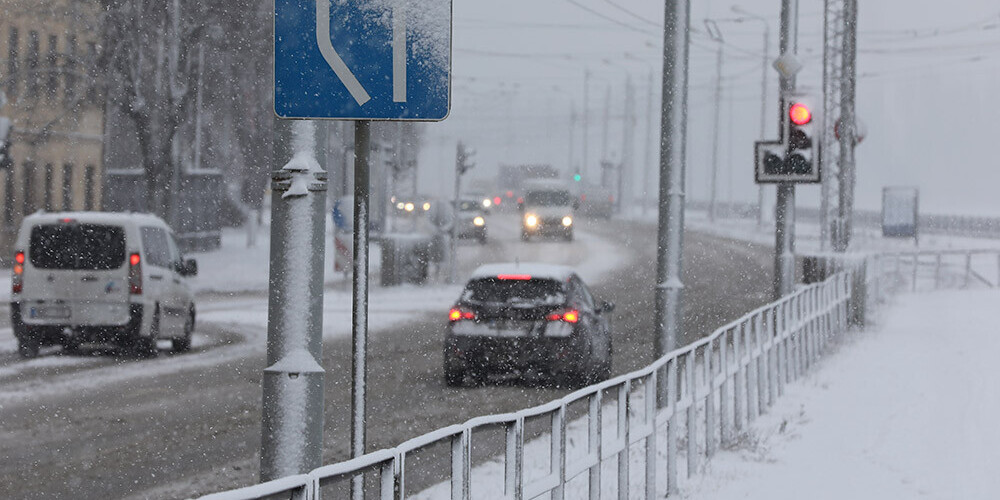 Daudzviet Latvijā snieg un puteņo, apledojums apgrūtina braukšanu