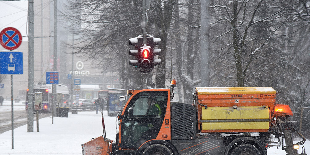 Rīgas ielās ziemas tehnika turpina strādāt ar pilnu jaudu
