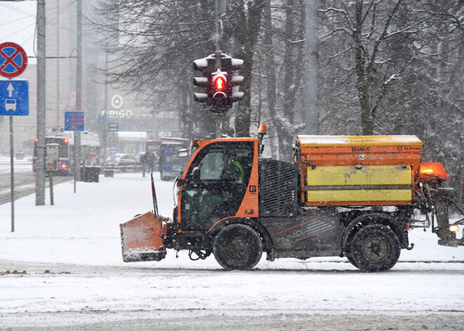 Rīgas ielās ziemas tehnika turpina strādāt ar pilnu jaudu