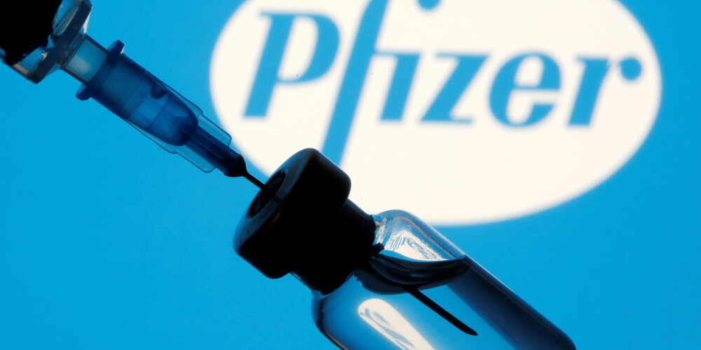 Šī vakcīna ir tirgū ar nosaukumu "Comirnaty" un to izstrādājis ASV farmācijas gigants "Pfizer" sadarbībā ar Vācijas kompāniju "BioNTech". Tā bija pirmā vakcīna, kas tika apstiprināta lietošanai gan ASV, gan Eiropas Savienībā. Arī pirmā Latvijas vakcīnu piegāde nāca tieši no šī ražotāja.