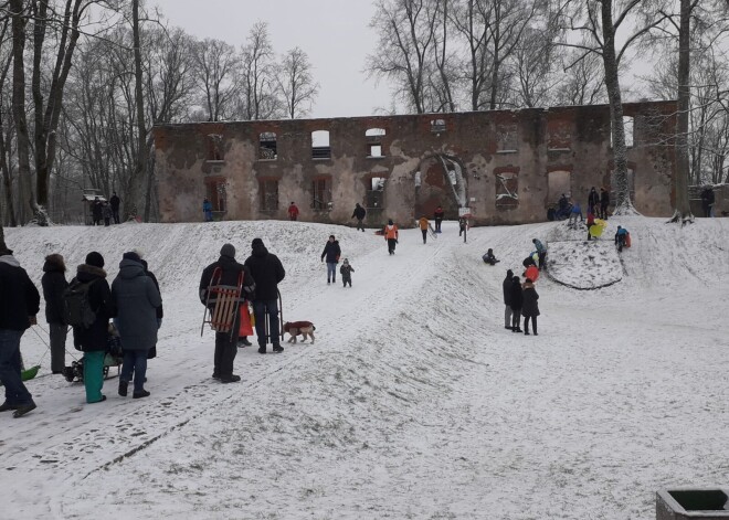 Grobiņā ziemas peldētāja Krista Lauva no dīķa izvelk slīkstošu pirmklasnieku