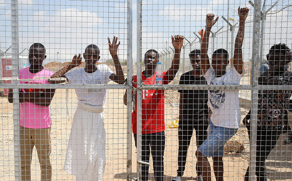 Kipras migrantu nometnē izcēlies masu kautiņš, kurā ievainoti 35 cilvēki