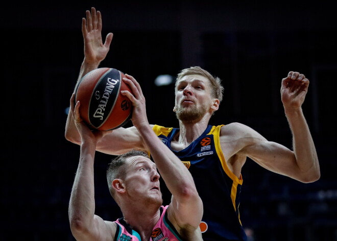 Šmitam 12 punkti uzvarā pret "Himki" un Bertānu