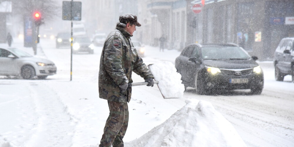 Apgrūtināta braukšana visā Latvijā; vietām 20 centimetru bieza sniega sega