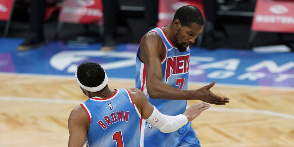 Durants tuvu "triple-double" "Nets" uzvarā, ko Kurucs noraugās no rezervistu soliņa