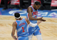 Durants tuvu "triple-double" "Nets" uzvarā, ko Kurucs noraugās no rezervistu soliņa