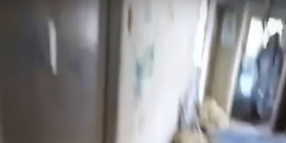 Sieviete filmēja pamestu psihiatrisko slimnīcu un pamanīja biedējošu pacienta siluetu