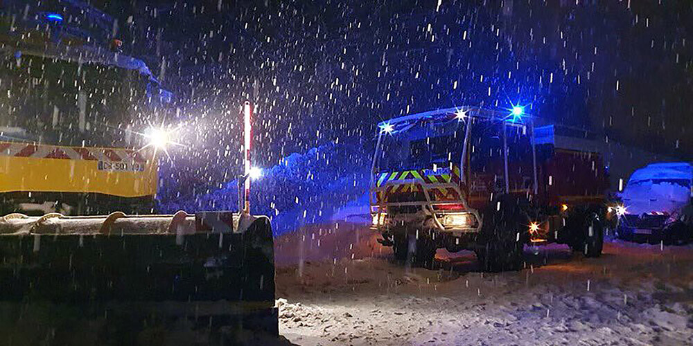 Sniega haoss Francijā: uz šosejas iestrēgst vairāk nekā 2000 automašīnas