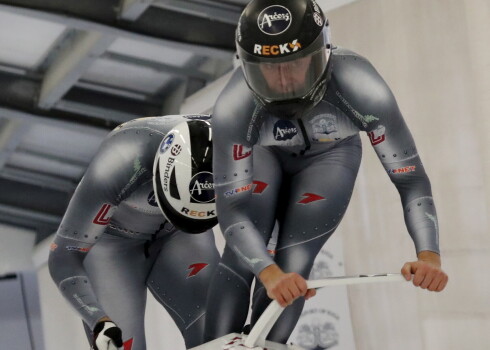 Latvijas bobsleja pilots Dāvis Kaufmanis un stūmējs Ivo Dans Kleinbergs startā.