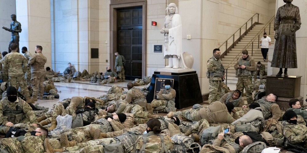 FOTO: bažās par jauniem protestiem, uz ASV Kapitoliju nosūtīti karavīru pulki