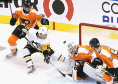 Bļugers un "Penguins" sezonas pirmajā mačā Filadelfijā ielaiž 6 ripas un piedzīvo zaudējumu