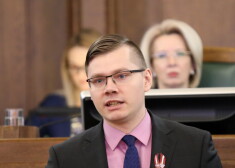Saeimas deputāts Jānis Iesalnieks uzstājas debatēs Saeimas sēdē.