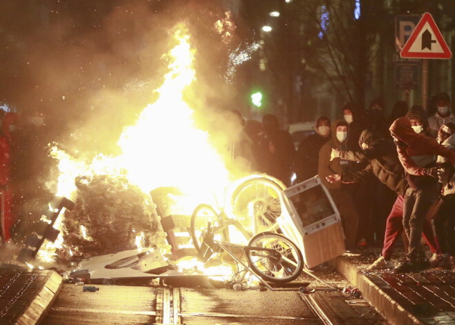 Briselē trešdien protestu gaitā, kas izraisījās pēc kāda aizturēta vīrieša nāves policijas apcietinājumā, likumsargu un protestētāju sadursmēs aizturēti vairāk nekā 100 cilvēki, pavēstīja Beļģijas tieslietu ministrs Vinsents van Kvikenborne.  23 gadus vecais vīrietis sestdien tika aizturēts, jo Briseles ziemeļos piedalījies kādā sanākšanā, kurā bijis lielāks cilvēku skaits, nekā to pieļauj pandēmijas dēļ ieviestie ierobežojumi.