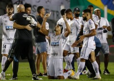 "Santos" futbolisti priecājas par panākumu.