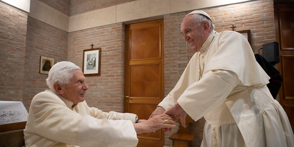 Francisks un bijušais pāvests Benedikts XVI saņēmuši Covid-19 vakcīnu