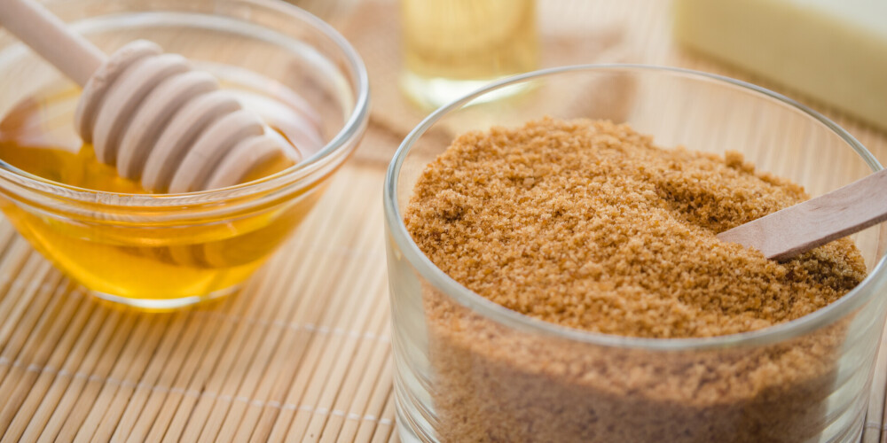 Нежный скраб для губ с медом и сахаром: рецепт домашнего косметического средства