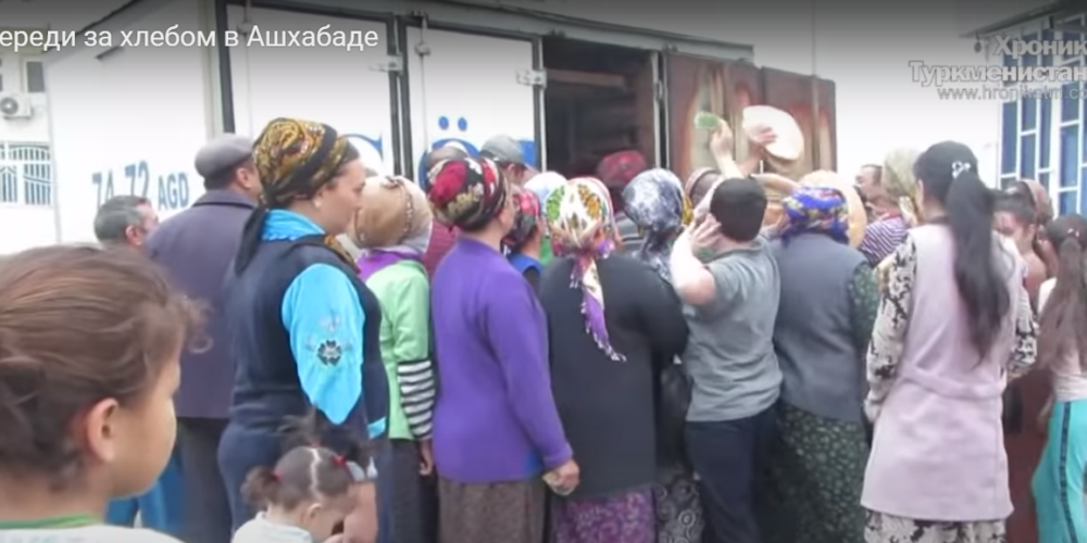 Turkmenistānā maizi pārdod tikai ar namu pārvalžu izziņām: tev nebūs ēst, ja neesi samaksājis par kanalizāciju un elektrību