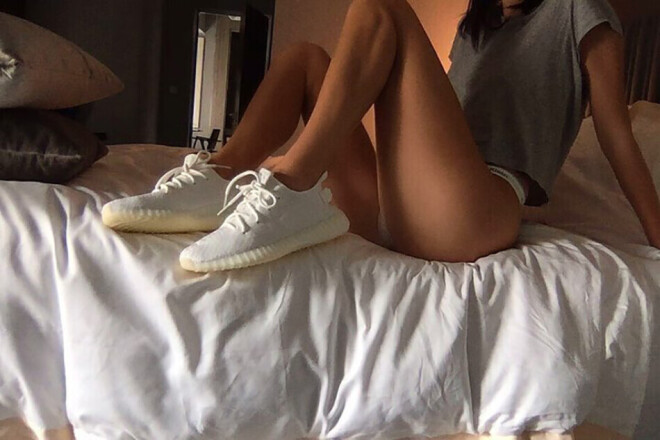 Kendala Dženere "Yeezy Boost 350 V2" snīkeros.