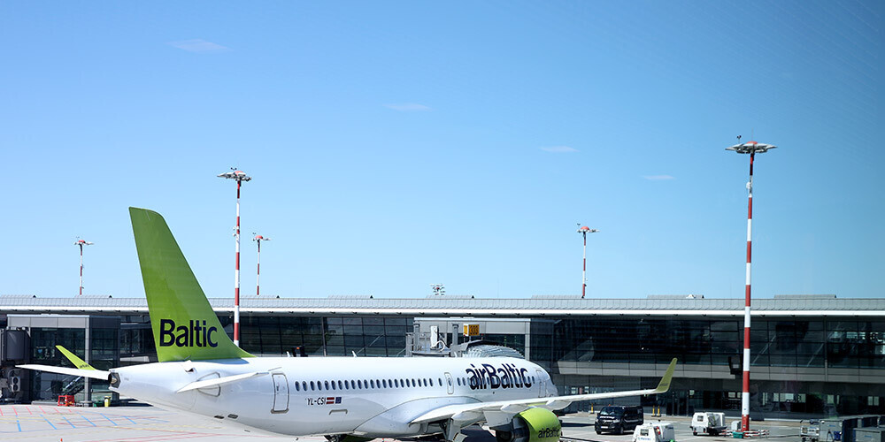 Pozitīvu Covid-19 testu gadījumā "airBaltic" ļaus pasažieriem mainīt biļetes
