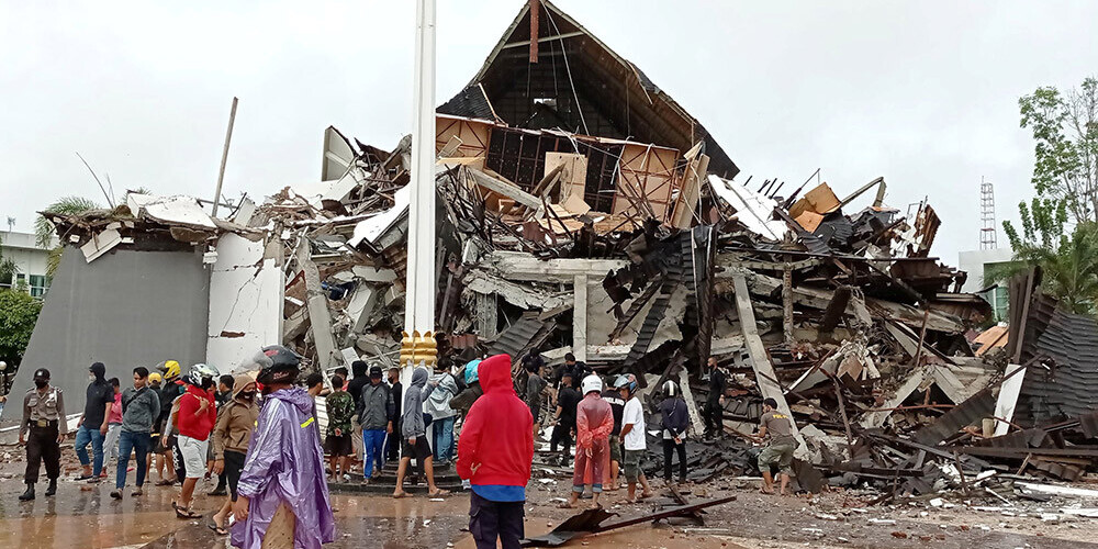 Sagruvušas viesnīcas un citas ēkas, zemestrīcē Indonēzijas Sulavesi salā daudz upuru