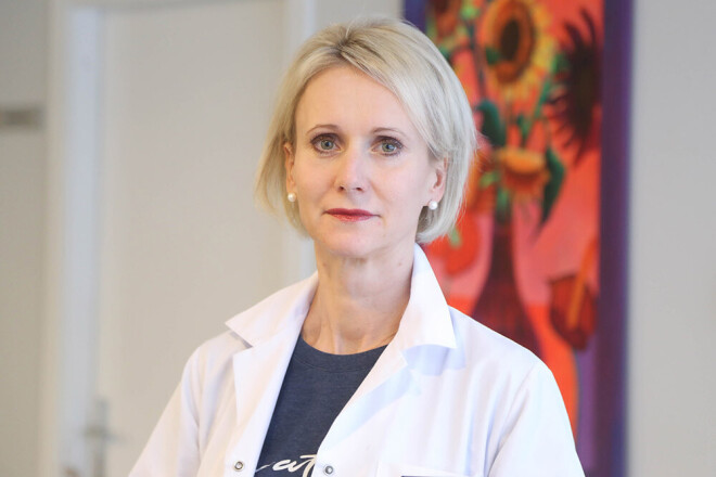 Dace Zavadska norādīja, ka nav jāšaubās par Covid-19 vakcīnu drošību, jo šajā jautājumā visa pasaule vēro katru sīkumu un to izstrādē nav pieļautas ne mazākās atkāpes no drošības un kvalitātes prasībām.