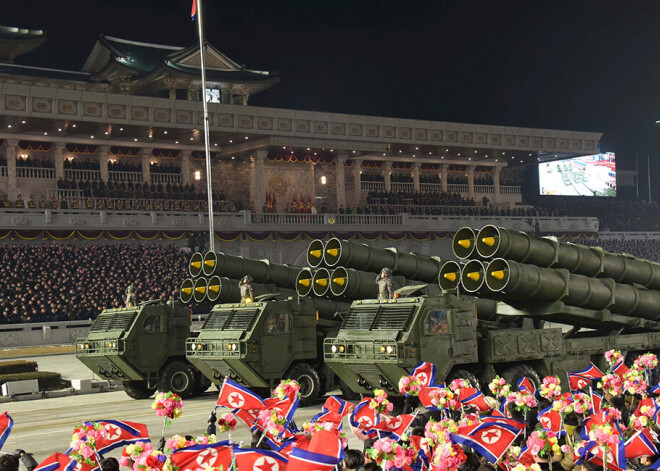 Ziemeļkoreja parādē demonstrē jaunas ballistiskās raķetes, kas var sasniegt mērķus it visur ASV