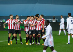 Bilbao "Athletic" futbolisti priecājas par panākumu.