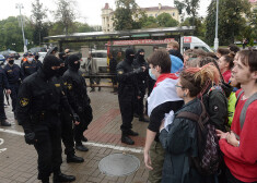 OMON kaujinieki un pret Lukašenko režīmu protestētjošie studenti Minskā.