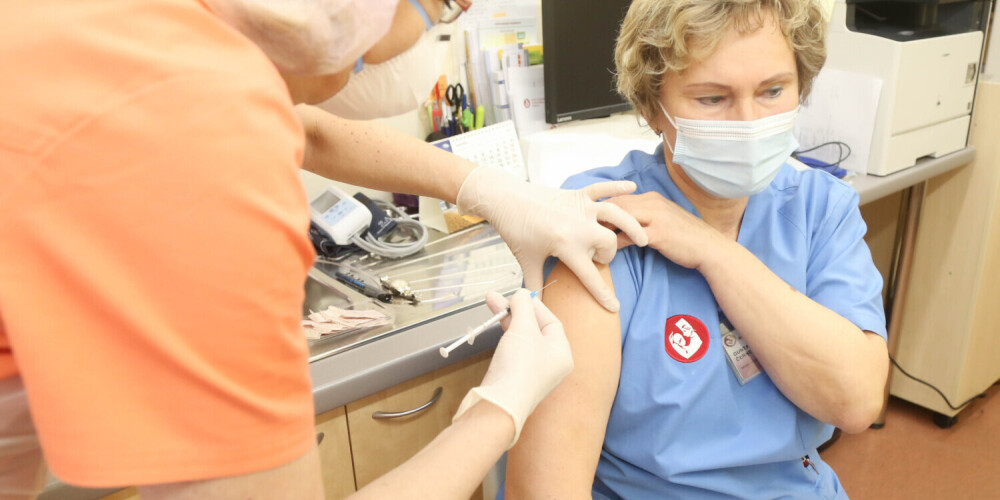 Можно ли аллергикам, какая вакцина лучше: латвийские специалисты ответили на вопросы о прививках от Covid-19