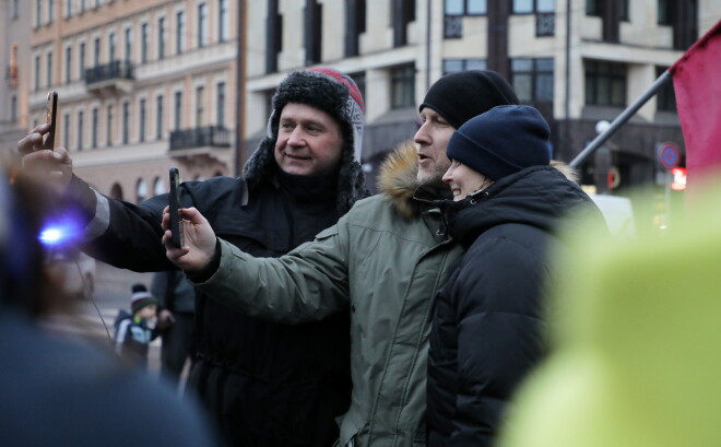 Saeimas deputāts Aldis Gobzems piedalās biedrības "Stabilitātei - Jā!" rīkotajā tautas sapulcē, kurā protestē pret Covid-19 ierobežošanas pasākumiem.
