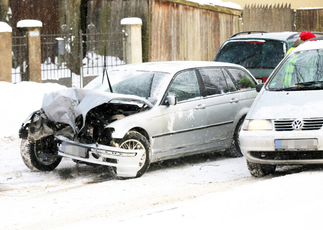 FOTO: iebraucot šķērslī, Rīgā pamatīgi apskādēts BMW spēkrats