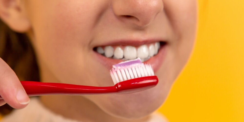 Kas ir zobu pastas sastāvā esošie fluorīdi un kā to norīšana var ietekmēt veselību