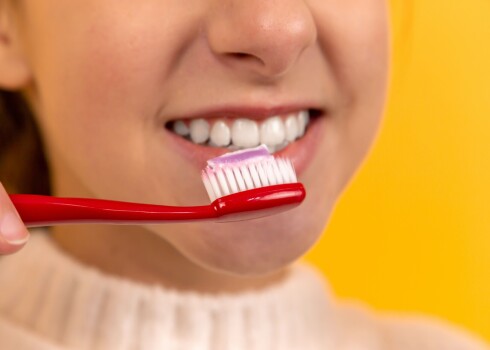 Kas ir zobu pastas sastāvā esošie fluorīdi un kā to norīšana var ietekmēt veselību