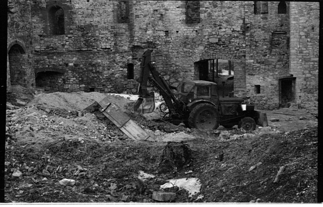 1974. gada tīrīšanas darbi pils teritorijā tika veikti visai barbariski - ar ekskavatoru. Taču to laikā atrada tā saukto Strika depozītu.