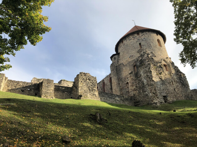 Lai izvairītos no krievu gūsta, vairāki simti pilī esošo cilvēku paši sevi uzspridzināja.