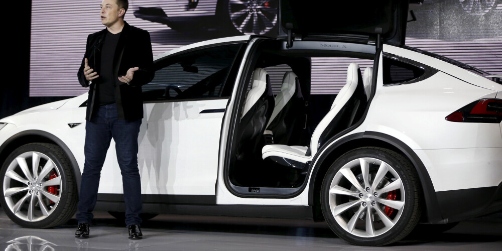 "Tesla Model 3" autopilotā nobrauc iespaidīgu distanci. Brauciens nebija ideāls, bet cerīgs