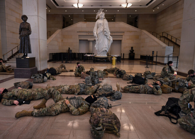 January 14, 2021, Washington, DC, USA: National Guard troops guard the US Capitol as fences and barbed wire are put up as security for the upcoming inauguration for President-elect Joe Biden amid threats by extremist supporters of Donald Trump in Washington DC on January 14, 2021. (Credit Image: © Carol Guzy/ZUMA Wire)