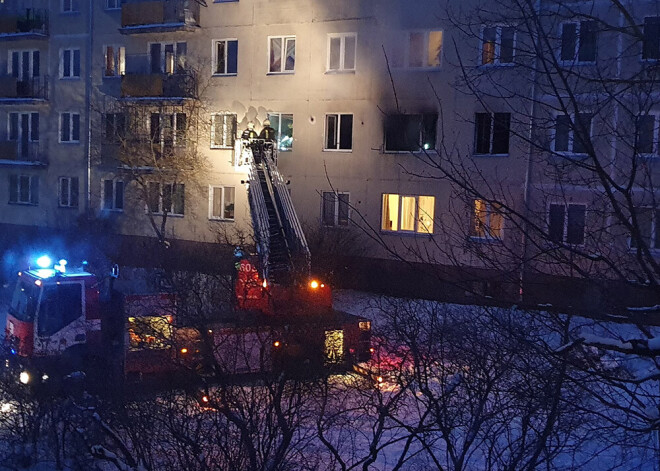 Rīgā no degošas piecstāvu ēkas Juglā izglābti 9 cilvēki; viena persona gājusi bojā