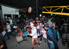 Aptuveni 4500 nelegālo imigrantu, kas cerībās uz labāku dzīvi no Hondurasas devušies uz ASV.