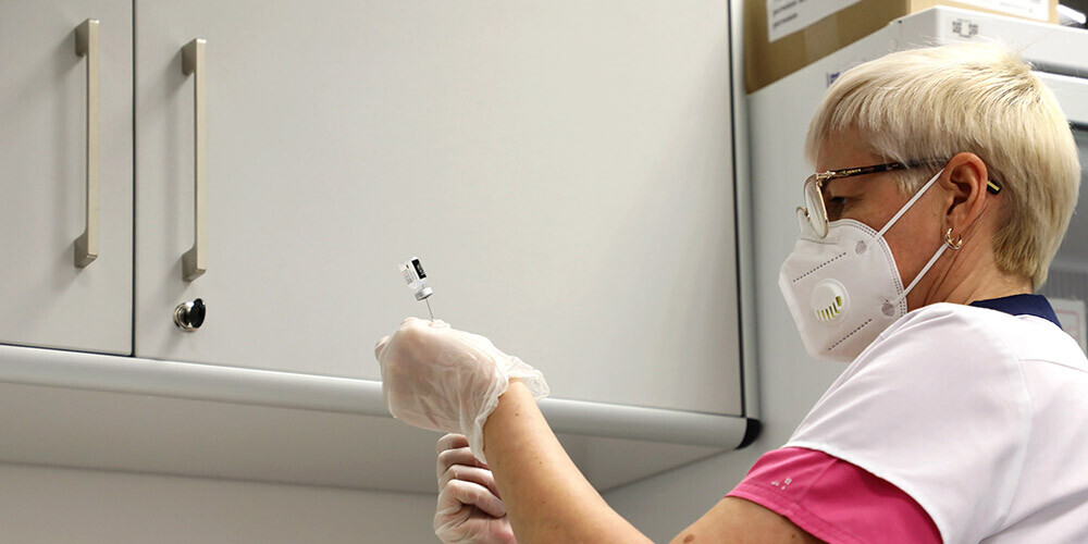 Piektdien Latvijā pret Covid-19 vakcinēts līdz šim lielākais cilvēku skaits