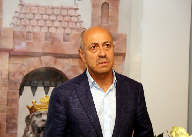 Bijušajam Rīgas mēram Burovam celta apsūdzība lietā par dokumenta viltošanu