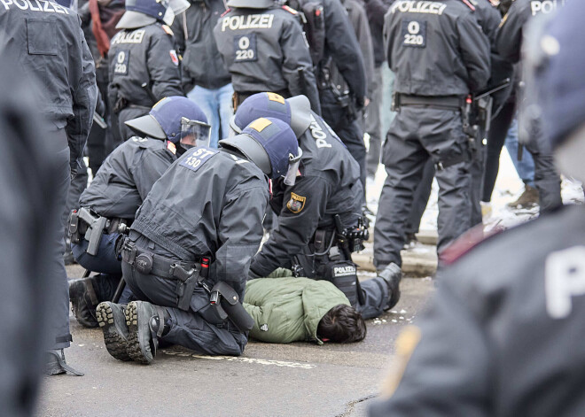 Vīnē protestā pret koronavīrusa dēļ ieviestajiem ierobežojumiem aizturēti 23 cilvēki