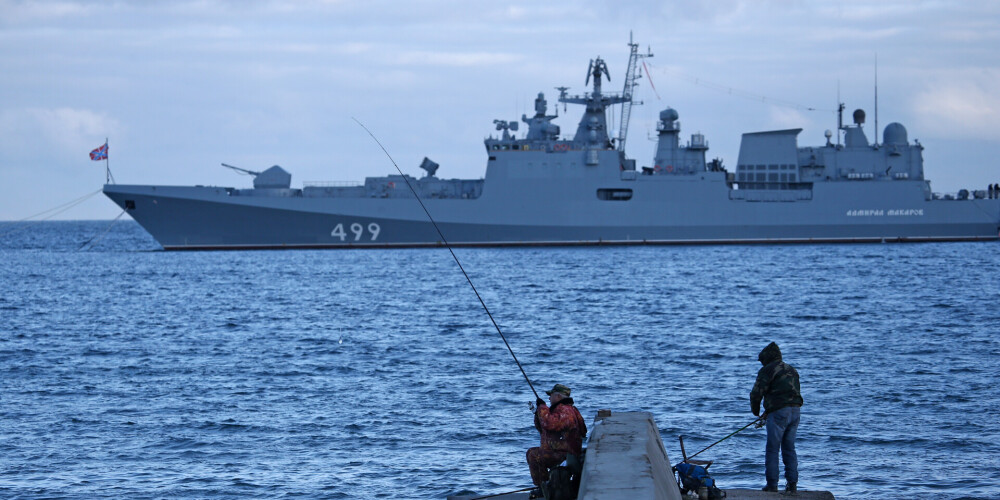 Melnajā jūrā nogrimis Krievijas kravas kuģis, sākta apkalpes glābšanas operācija