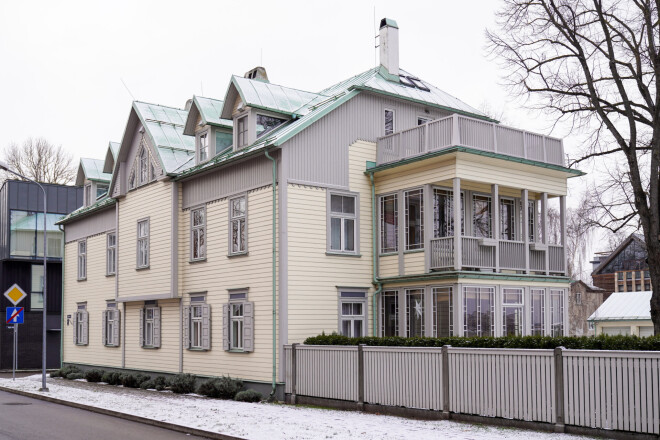 Pie īpašuma Ķīpsalā, Ģipša ielā, Kariņš tika 2005. gada aprīlī – 2722 kvadrātmetrus lielo zemes gabalu ar divstāvu ēku viņam uzdāvināja tēvs Uldis Kariņš. Darījuma vērtība tika norādīta 80 tūkstošu latu apmērā.