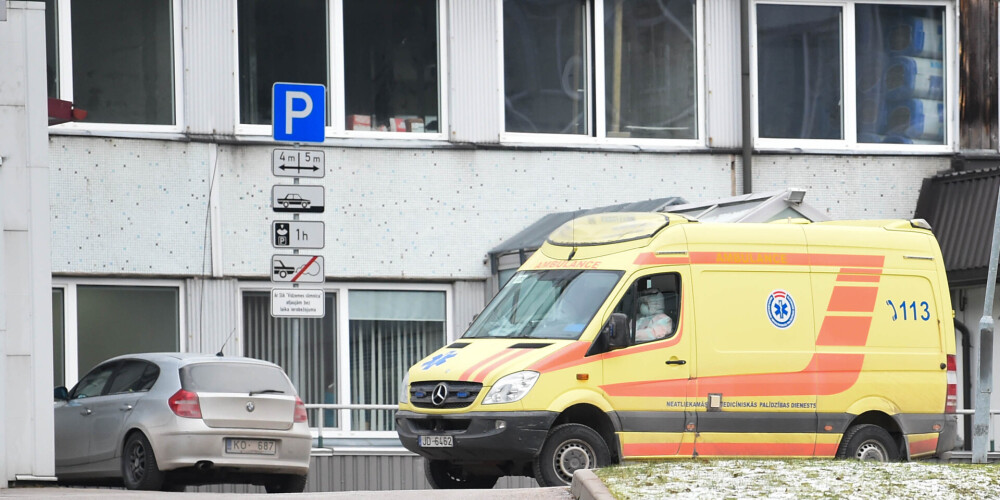 Умершие в комнатах и 4000 заболевших: пансионаты Латвии не справляются с Covid-19